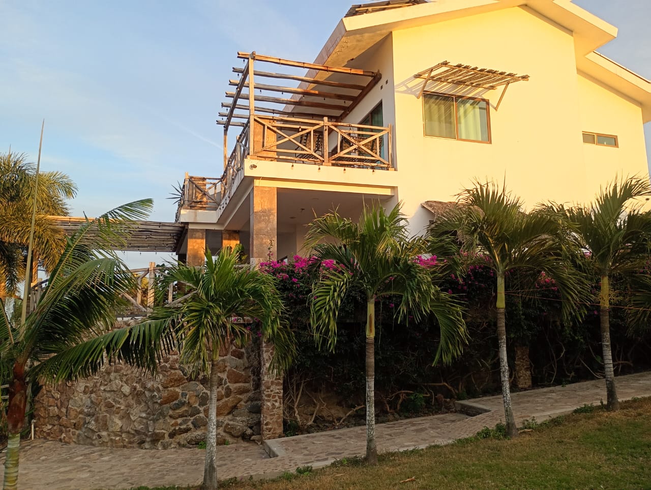 Casa Planta Baja de MarCielo con terrazas de madera al atardecer