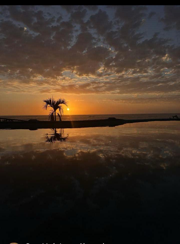 Atardecer reflejado en la alberca frente al mar